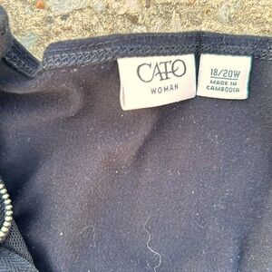 CATO WOMAN. 18/20W~BLACK BLOUSE WITH ZIPPER ROSETTE DESIGN~3/4 SLEEVES